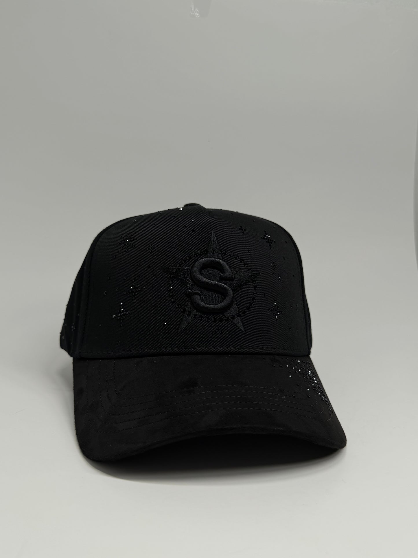 FAME CLUB X SAMATHA HATS TOTAL BLACK