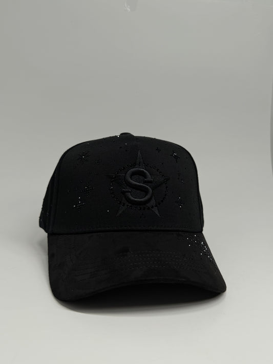 FAME CLUB X SAMATHA HATS TOTAL BLACK