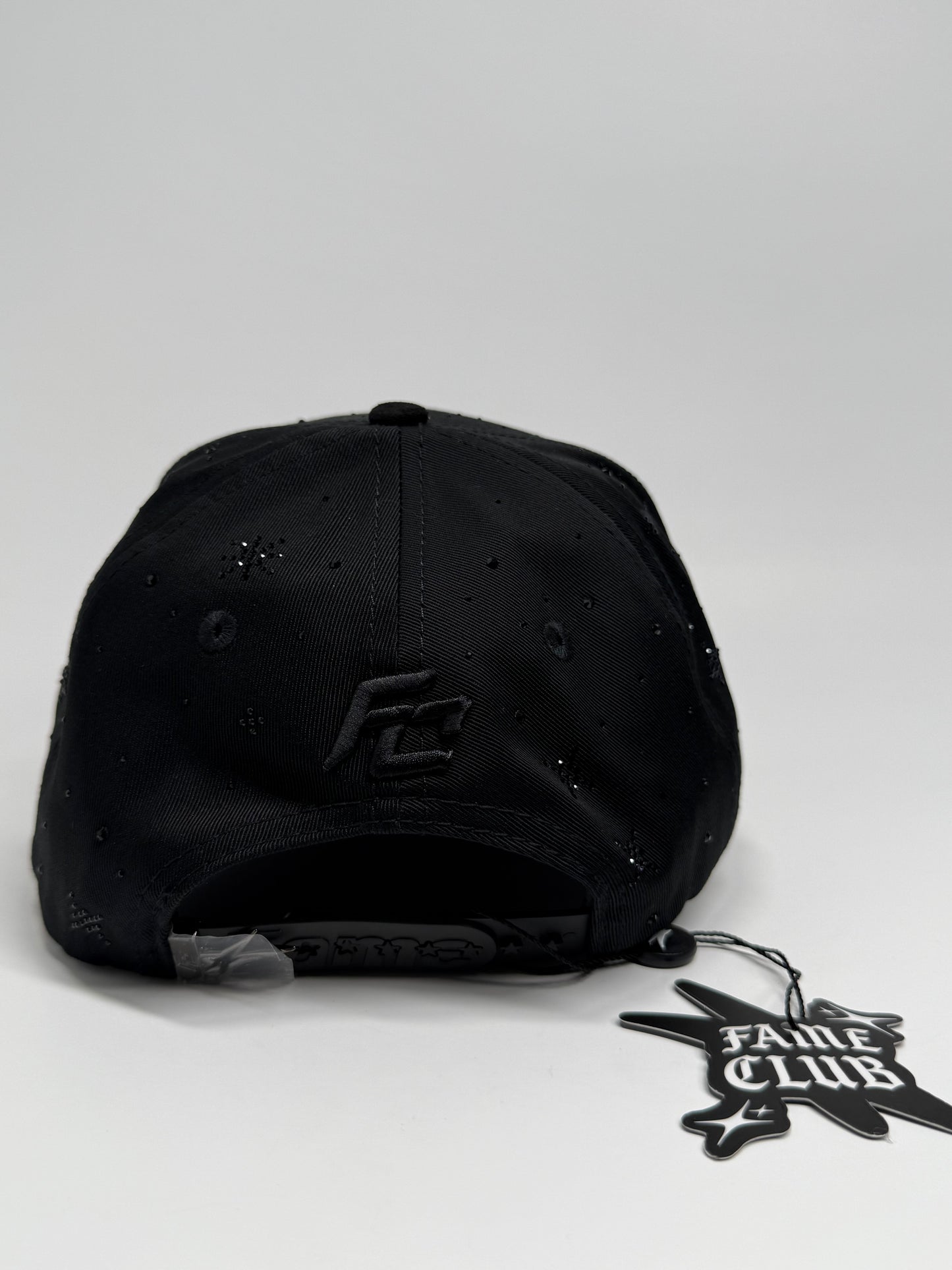 FAME CLUB X SAMATHA HATS TOTAL BLACK